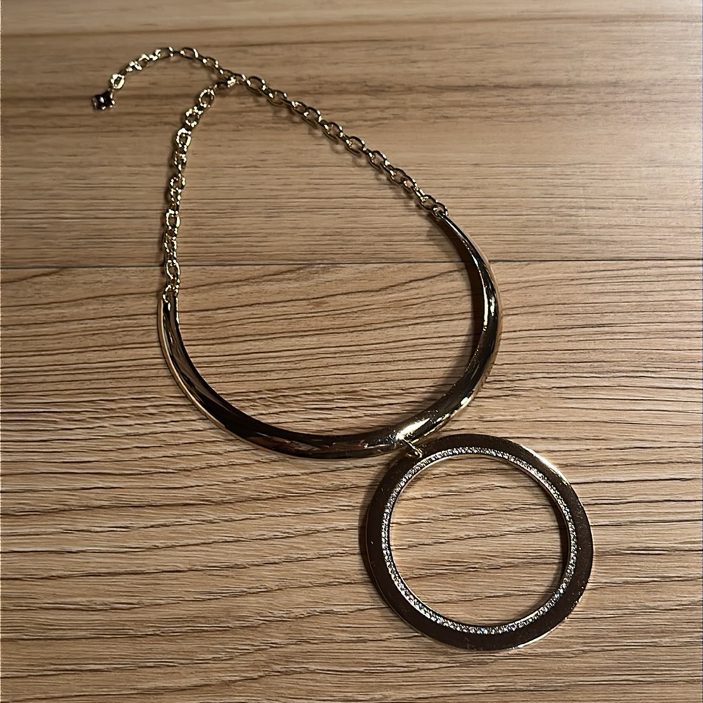 Vintage Style Gold Necklace with Circular Pendant